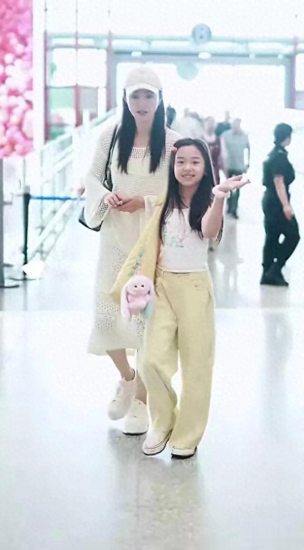 手机炒股软件推荐 董璇再婚后带女儿出门 请站姐拆盲盒 小酒窝遗传妈妈好基因 又美又甜